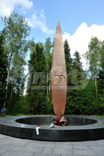 Мемориал на месте гибели Юрия Гагарина и Владимира Серегина